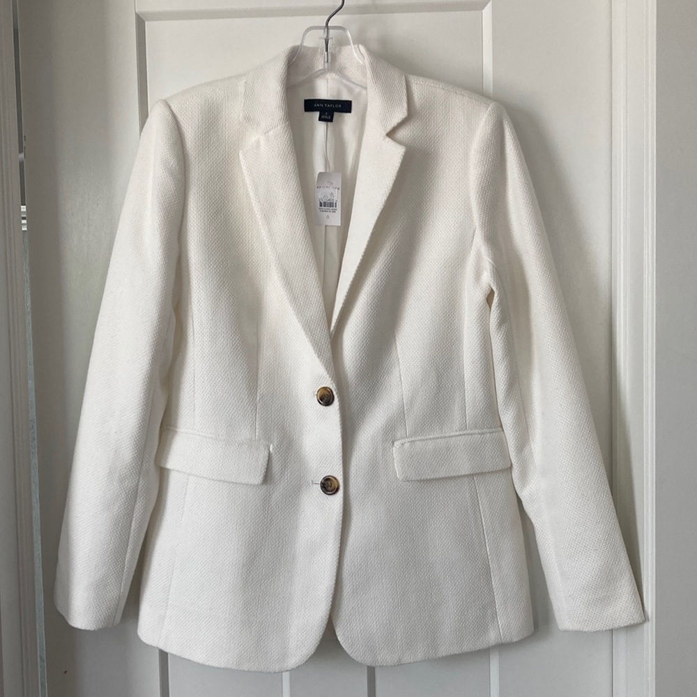 Beautiful Off  White Blazer, size-0, Lined, 2 buttons on front, New, washable